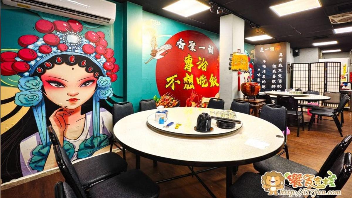 店內是很有中式風格的特色熱炒店。(圖/饗食客棧。淘氣猴VS肥獅子的旅食天堂提供)