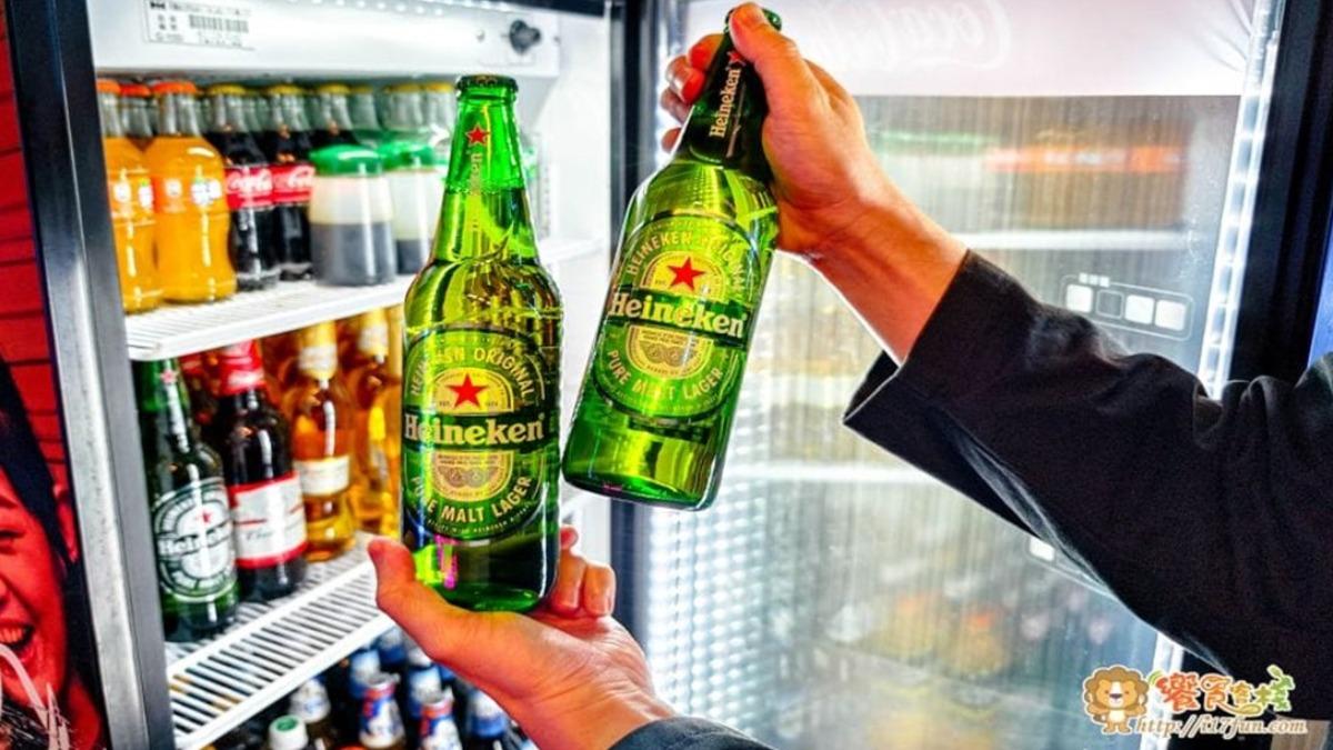 包廂內還有飲料、汽水、酒類可選購。(圖/饗食客棧。淘氣猴VS肥獅子的旅食天堂提供)