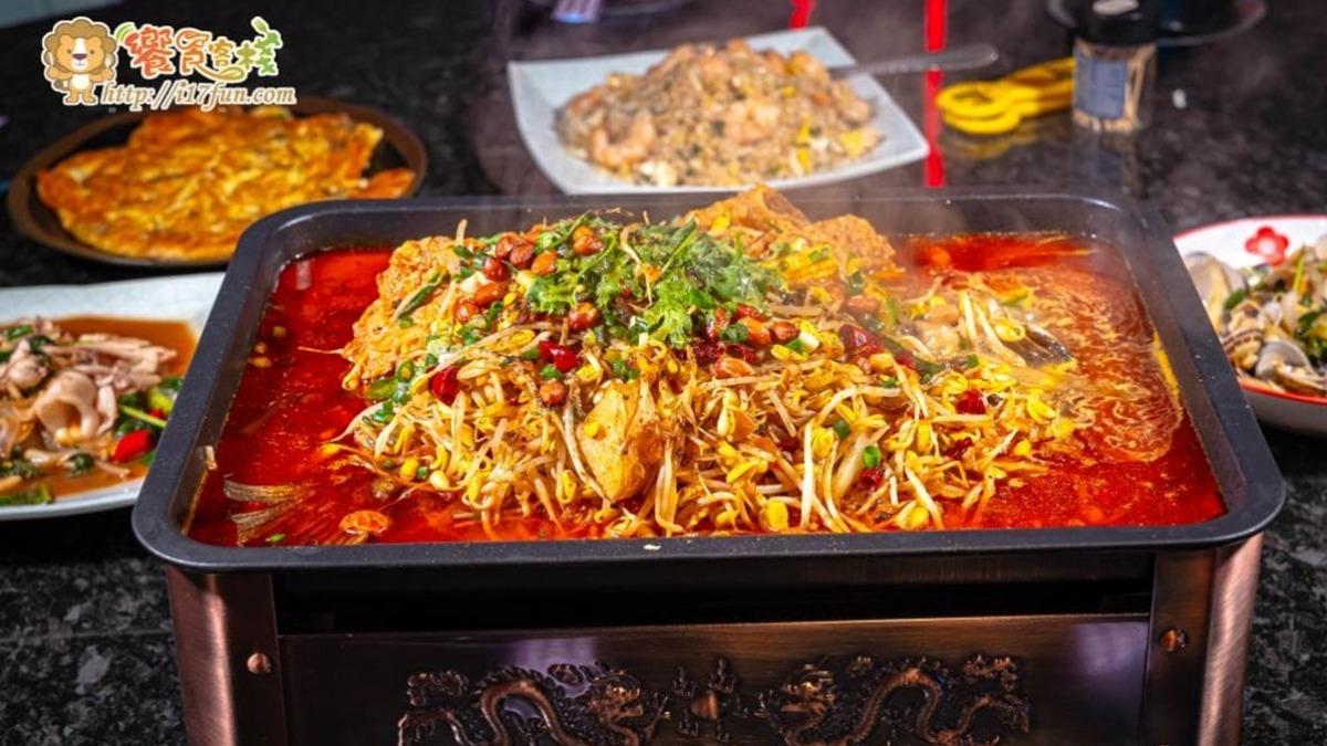 「重慶烤魚」(450元)是店內招牌菜之一。(圖/饗食客棧。淘氣猴VS肥獅子的旅食天堂提供)