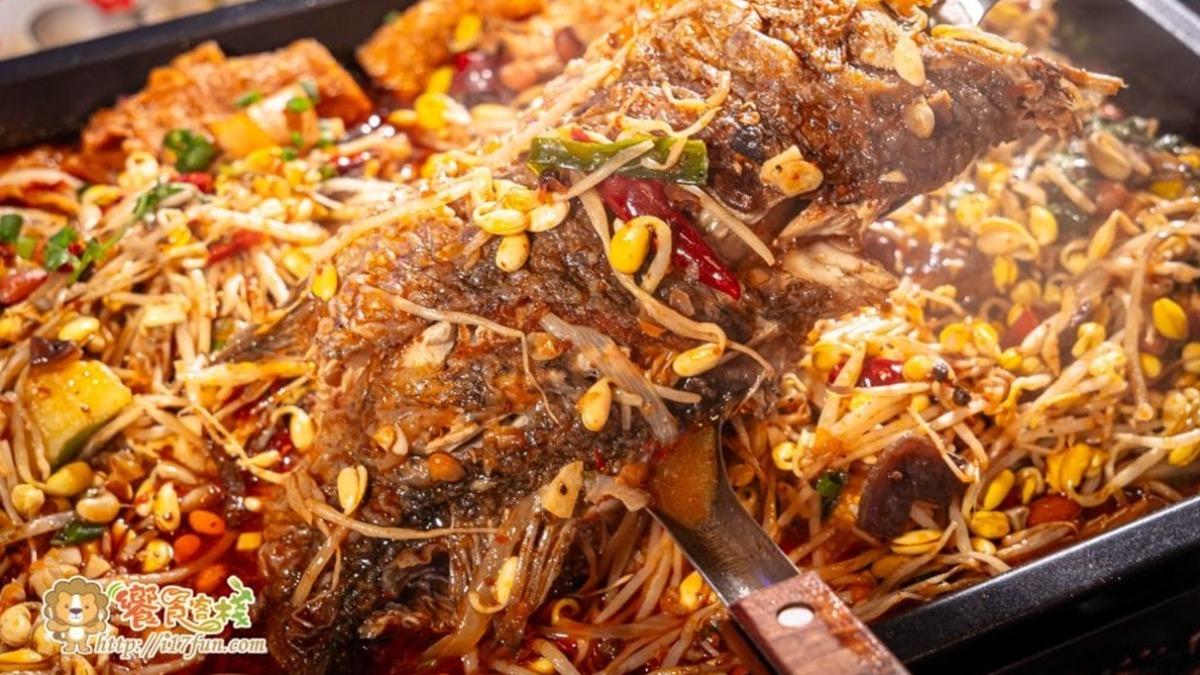「重慶烤魚」(450元)是店內招牌菜之一。(圖/饗食客棧。淘氣猴VS肥獅子的旅食天堂提供)