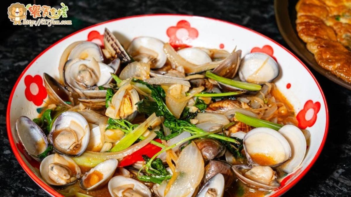 「塔香蛤蜊」(69元)是吃熱炒必點的下飯料理。(圖/饗食客棧。淘氣猴VS肥獅子的旅食天堂提供)