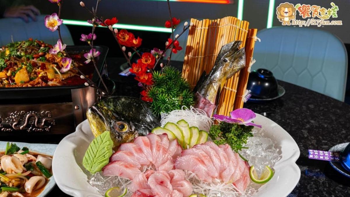 「生魚片」(每日魚種不定)新鮮Q嫩,擺盤超霸氣。(圖/饗食客棧。淘氣猴VS肥獅子的旅食天堂提供)