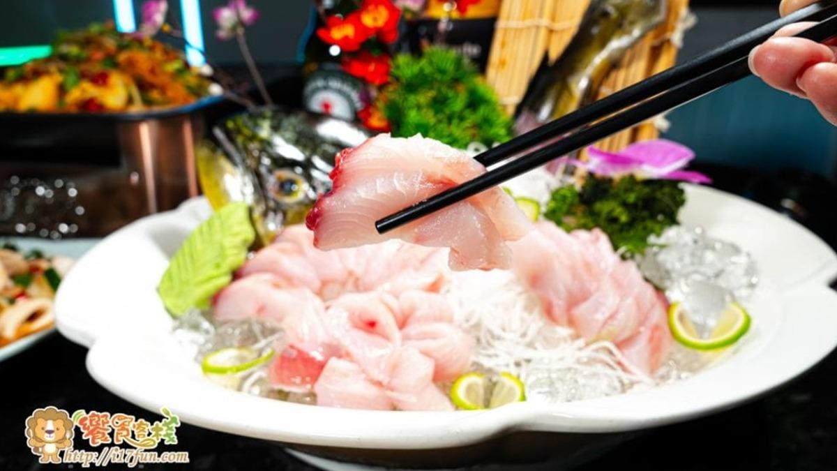 「生魚片」(每日魚種不定)新鮮Q嫩,擺盤超霸氣。(圖/饗食客棧。淘氣猴VS肥獅子的旅食天堂提供)