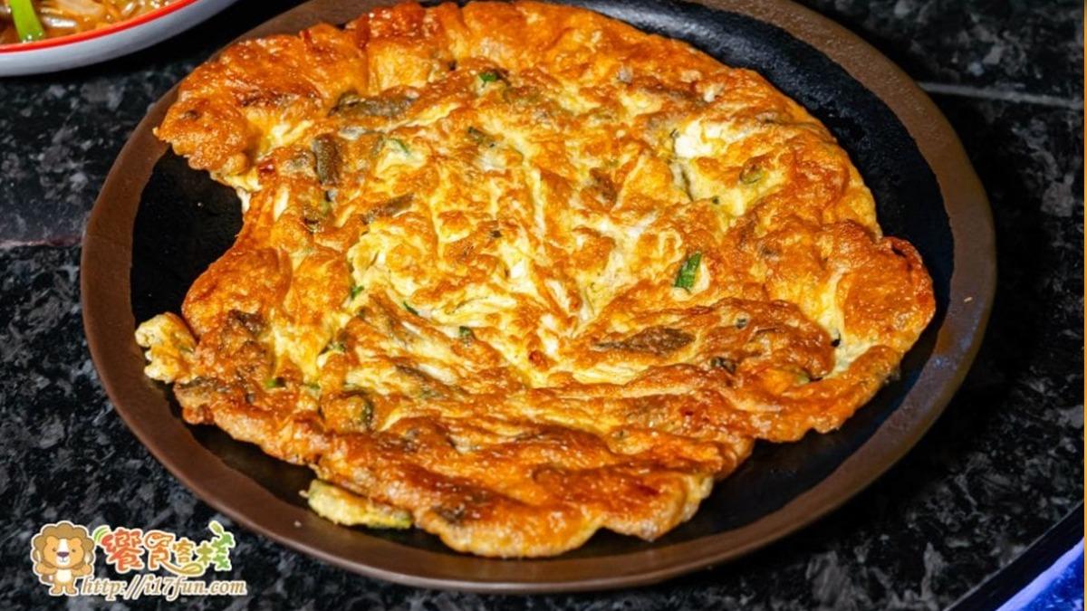 「辣椒煎蛋」(200元)中間夾入剝皮辣椒,蛋香十足、鬆綿Q軟。(圖/饗食客棧。淘氣猴VS肥獅子的旅食天堂提供)