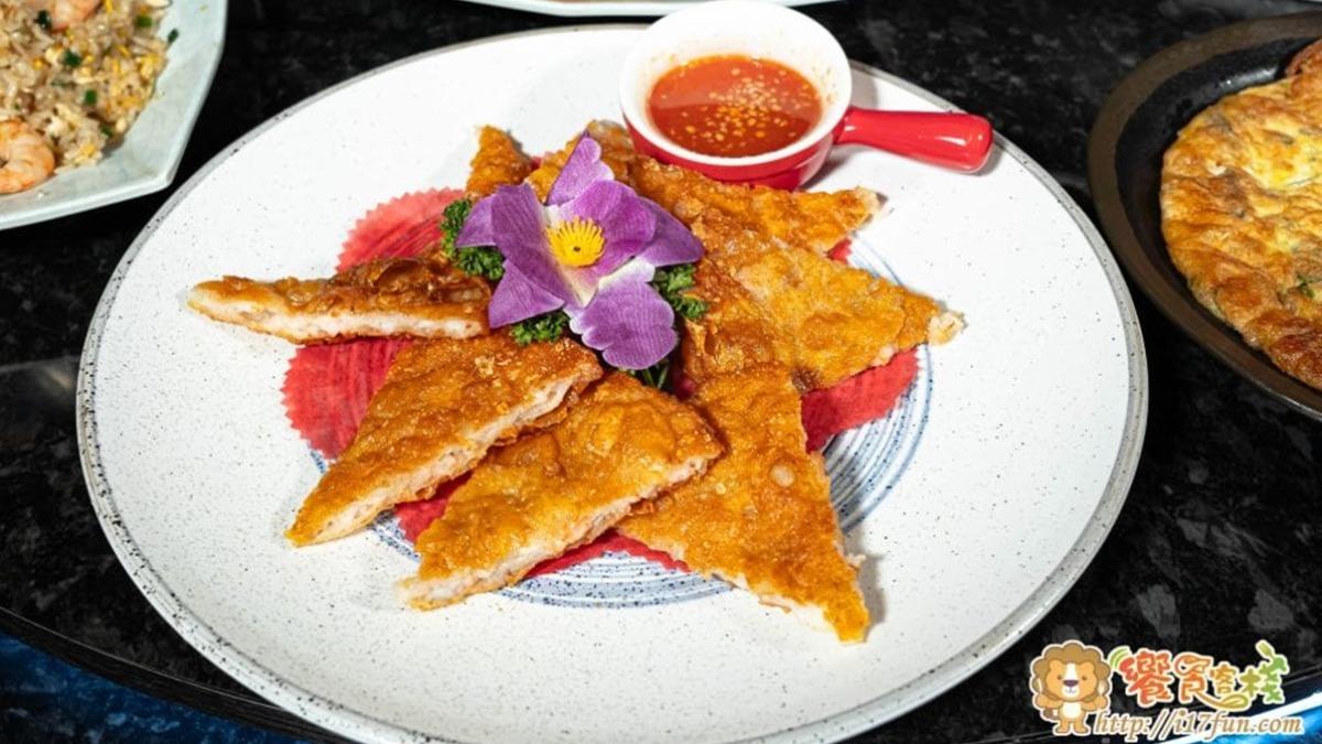 「泰式月亮蝦餅」(380元)是店家自製的,可以嘗試看看。(圖/饗食客棧。淘氣猴VS肥獅子的旅食天堂提供)