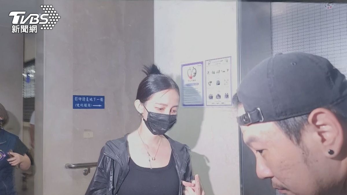 前市長柯文哲行程秘書黃心緗比中指。（圖／TVBS）