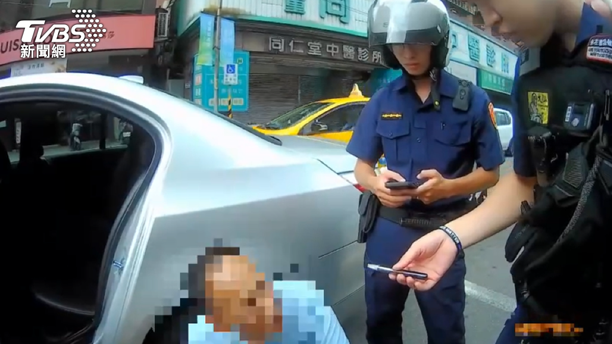 劉姓駕駛身上掉出毒煙彈後,警方喝斥他下車臨檢。(圖 / TVBS)