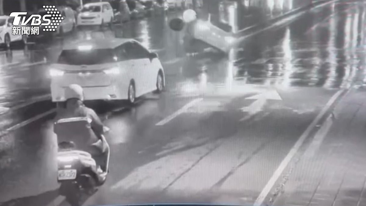 車輪噴飛瞬間。（圖／TVBS）