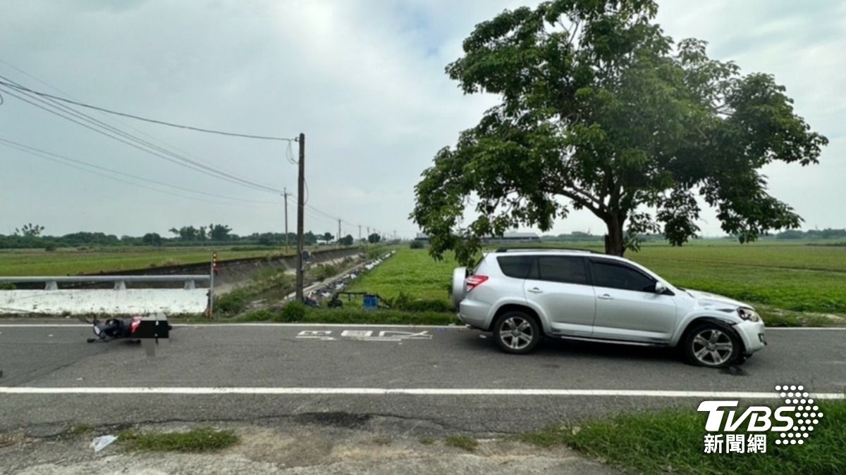 騎士呂男噴飛,摔進小客車車底。(圖/TVBS)
