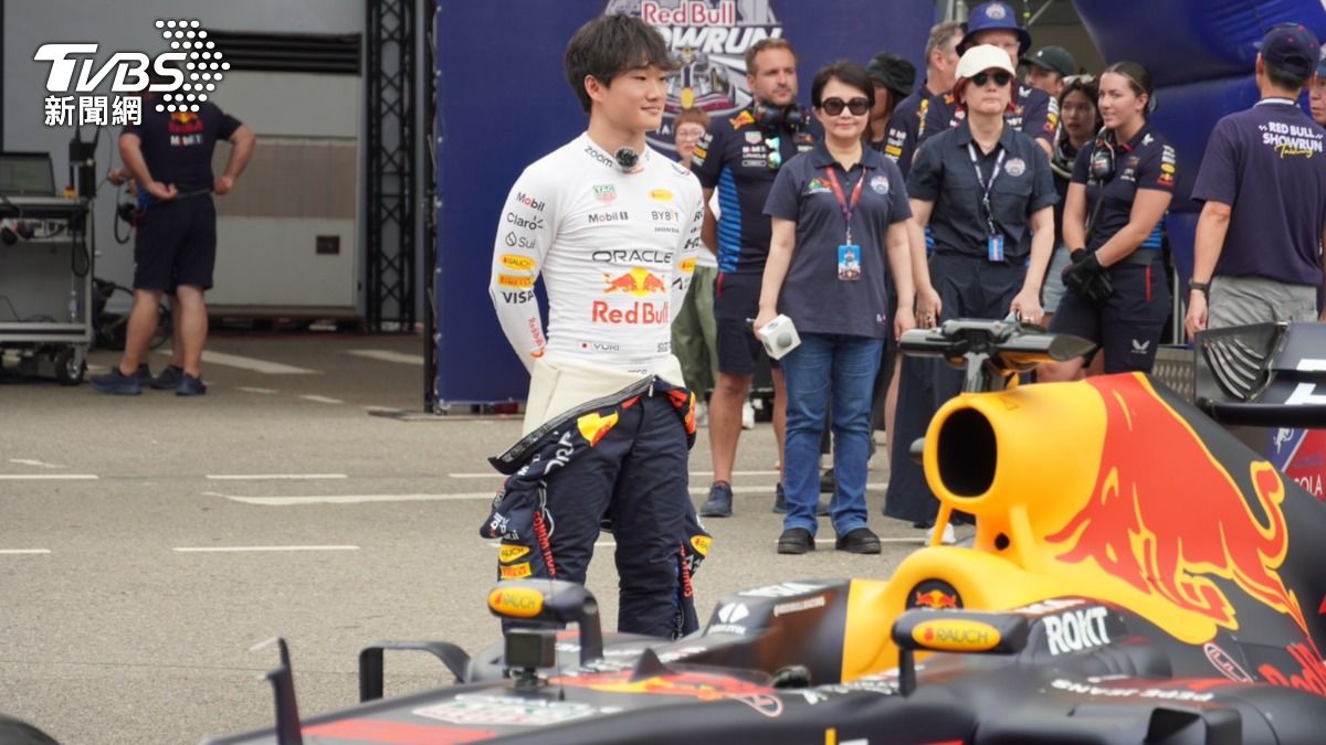 角田裕毅與今日展演賽車「RB8」。(圖/林冠丞攝)