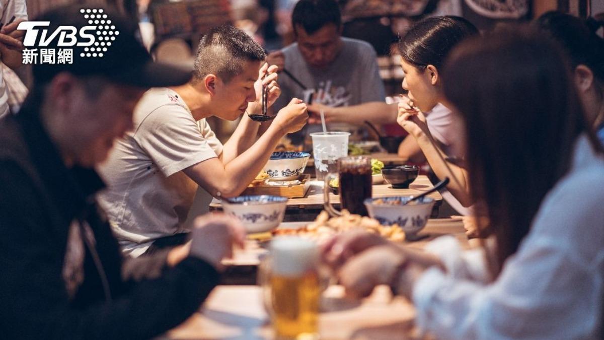 吃飯禮儀太苛刻？男見妹子「2行為」瞬間冷掉　網嘆：很扣分
