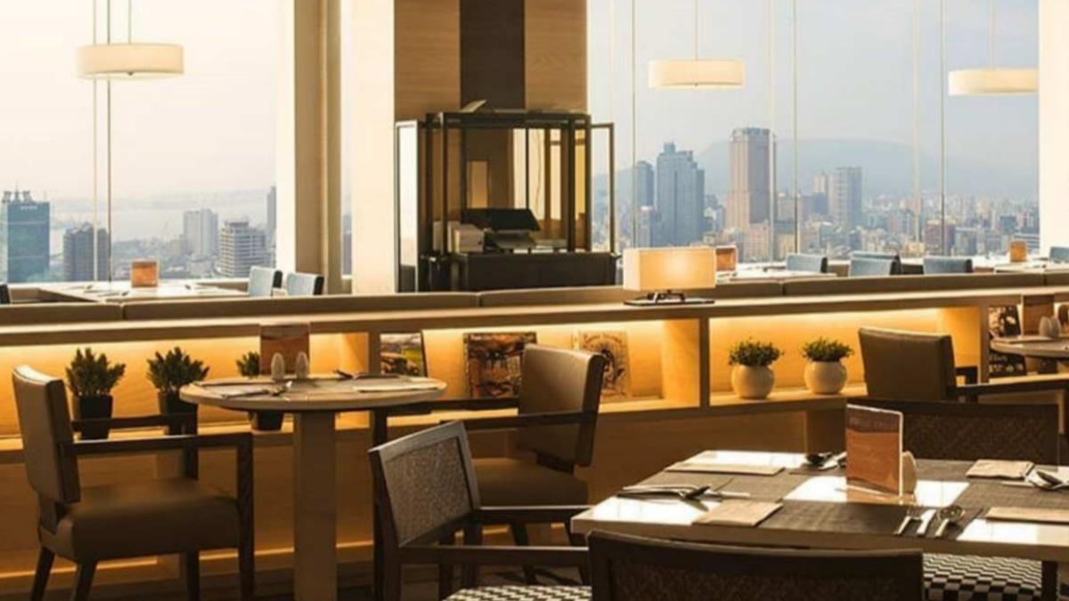 位於飯店頂樓30樓的高級西餐廳Cozzi THE Roof,坐擁港都一流景觀。(圖/和逸飯店高雄中山館提供)