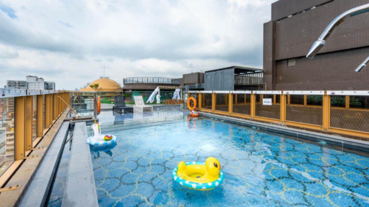 設有溜滑梯、球池、彈跳床等設施。(圖/夏都城旅安平館提供)