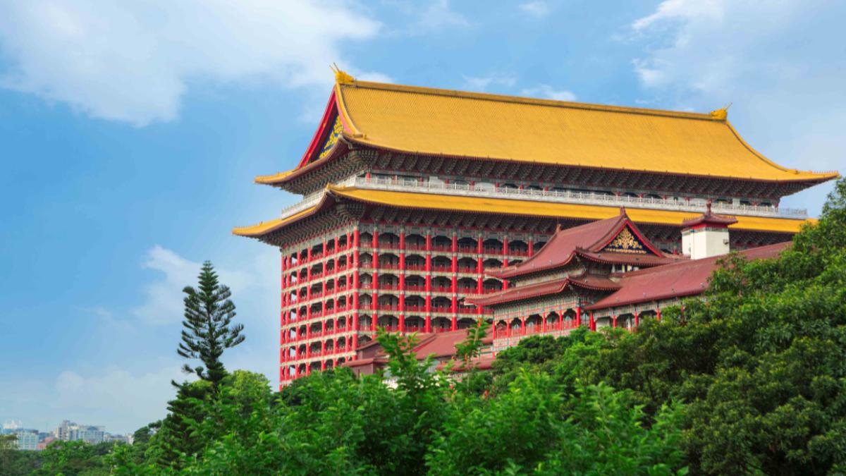 位於澄清湖畔的「高雄圓山大飯店」,是全台唯一擁有澄清湖美景的度假莊園飯店。(圖/高雄圓山大飯店提供)