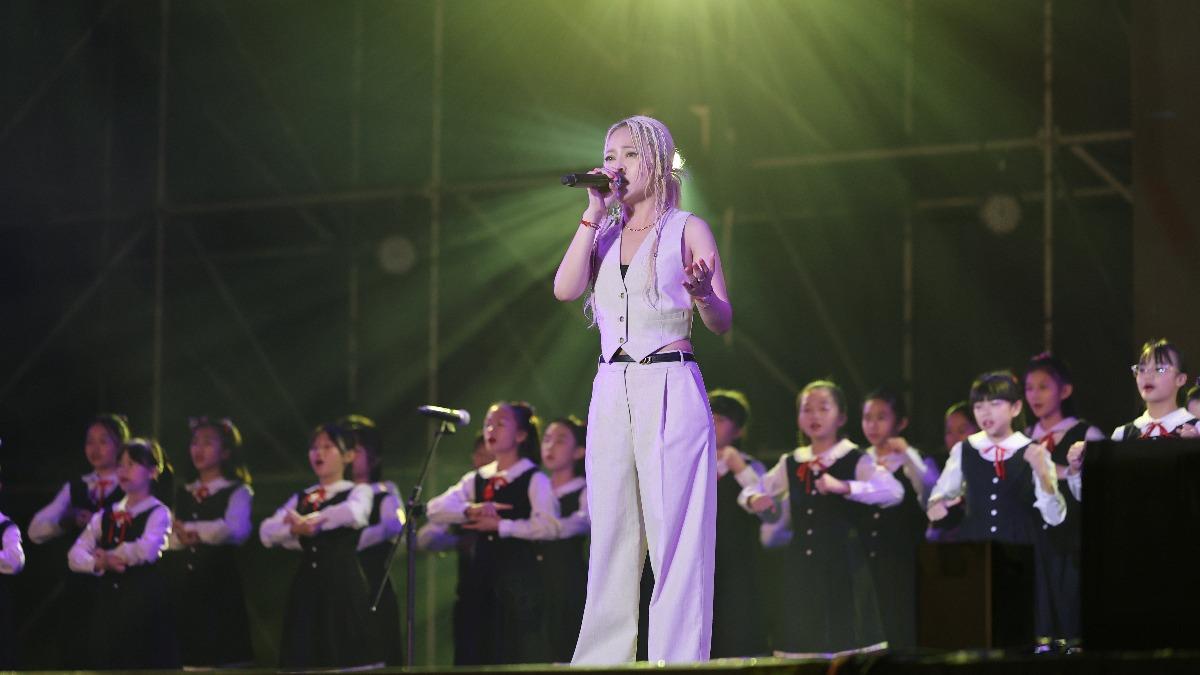 戴愛玲與花蓮宜昌國小合唱團共同演出〈讓我成為你的翅膀〉,感動台下無數民眾。(圖/華納音樂提供)