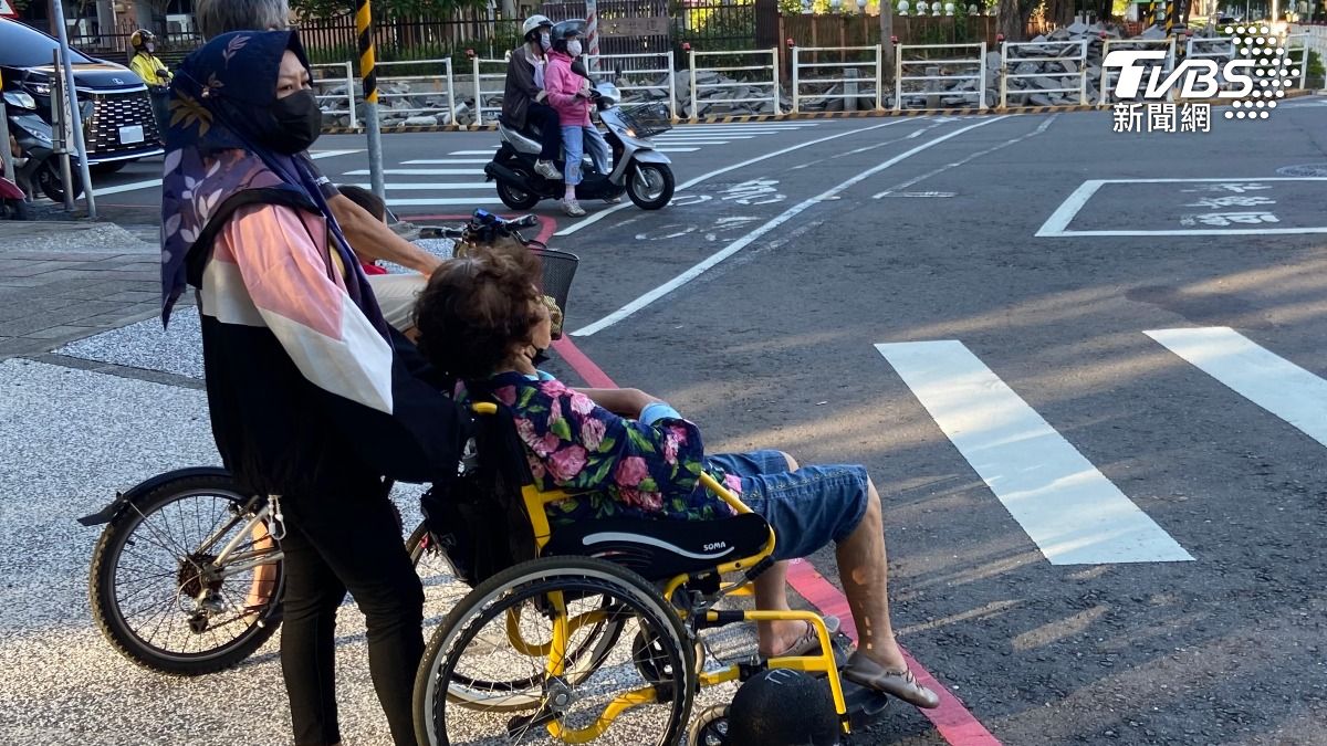 逾半看護移工「假日沒休息」 勞動部增編2億預算推喘息服務