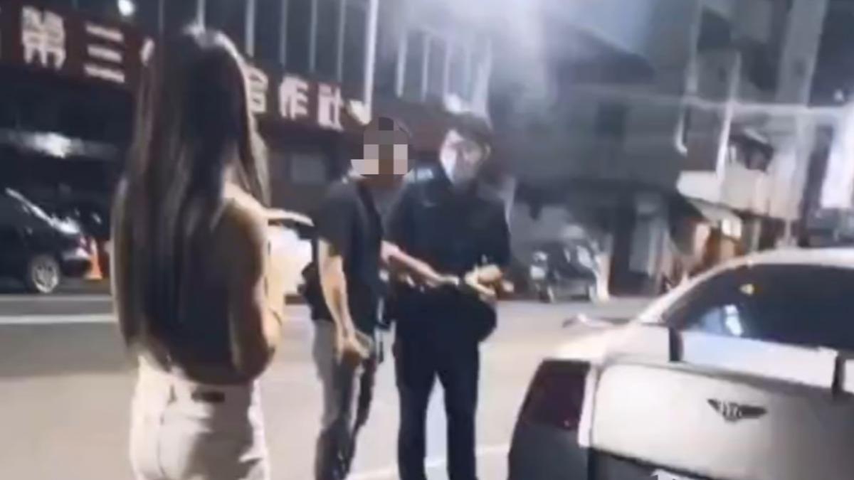 高雄猴「借賓利載辣妹」違停被開單 裝闊嗆警:開多一點!