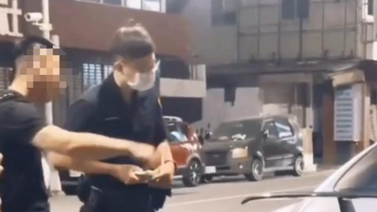男子嗆開單員警「盡量開,開多張一點」。(圖/翻攝自社會事新聞影音)