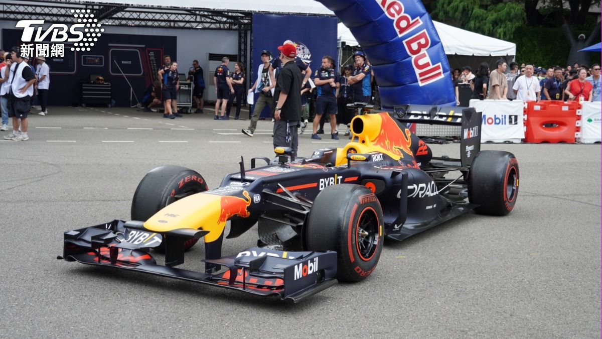 角田裕毅在台中市政路快車道上,駕駛著「RB8」直線狂飆。(圖/林冠丞攝)
