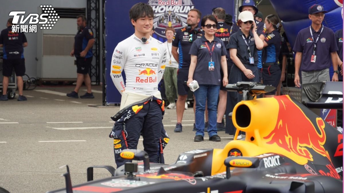 角田裕毅與今日展演賽車「RB8」。(圖/林冠丞攝)