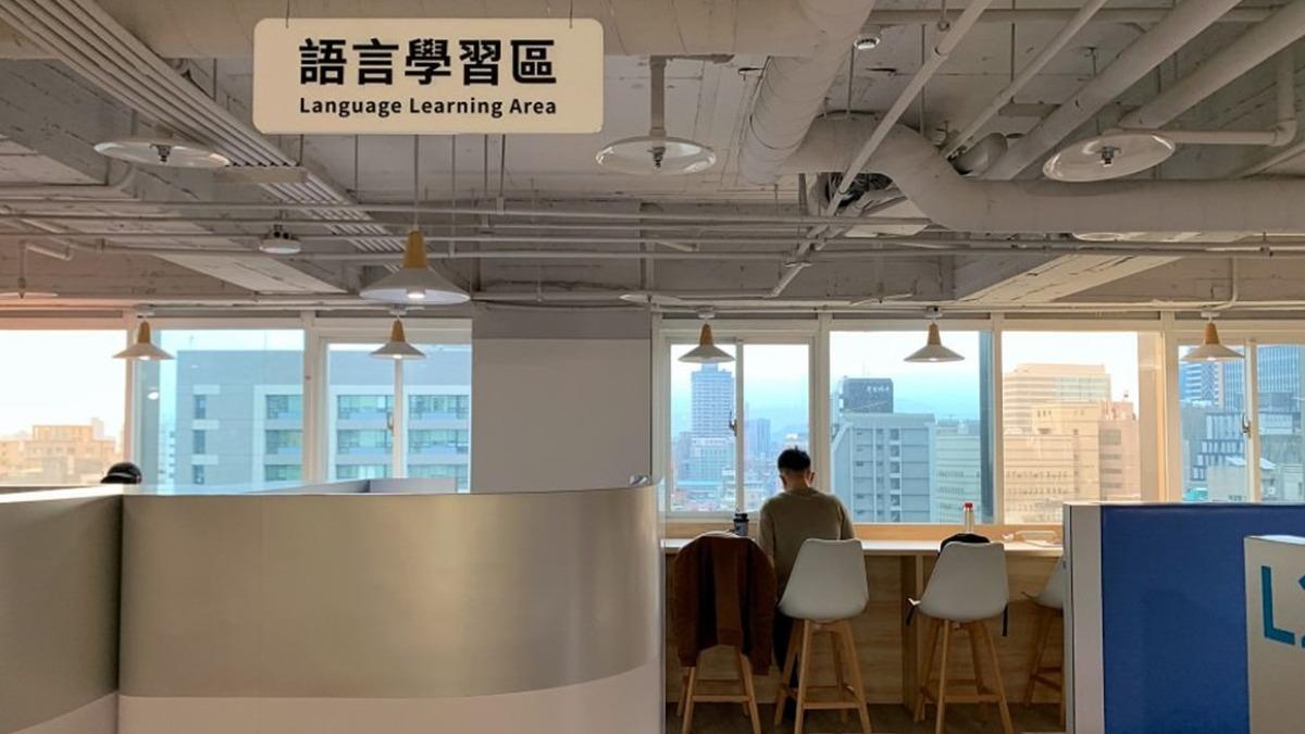 「語言學習區」提供英語、日語、韓語、印尼語、泰語、越南語等多國語言的教材。（圖／可大王愛旅行提供）