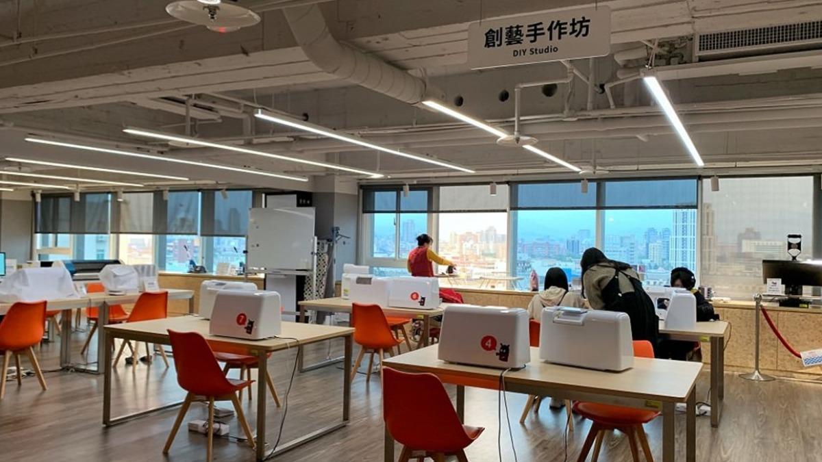 「創意手作坊」僅須負擔少少的耗材費，就能製作屬於自己的縫紉作品、徽章、轉印小物。（圖／可大王愛旅行提供）