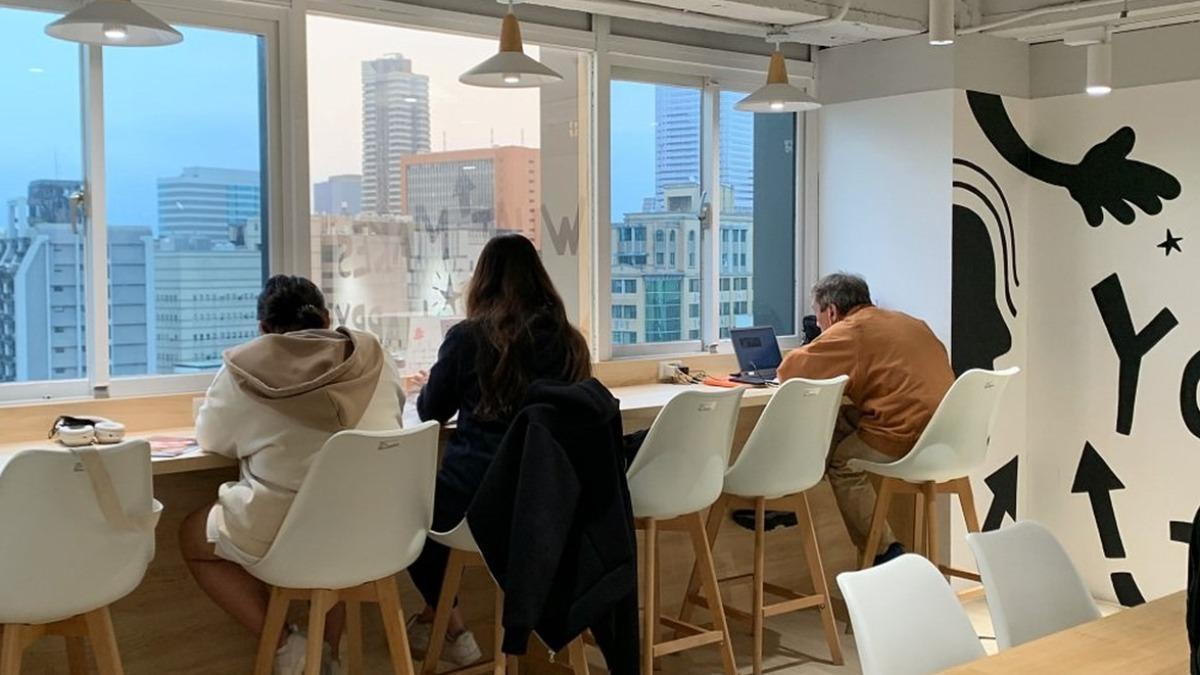 「輕飲區」是館內唯一開放用餐的區域，可以透過窗戶欣賞14樓的街景。（圖／可大王愛旅行提供提供）