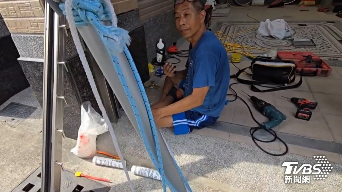 業者趕著幫住戶裝水閘門。(圖/TVBS)