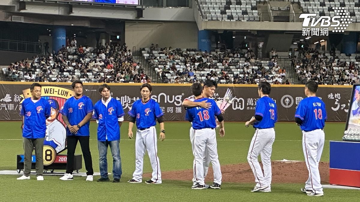 統一獅潘威倫引退儀式,全場高喊潘威倫。(圖/張良瑜攝)統一獅潘威倫引退儀式,全場高喊潘威倫。(圖/張良瑜攝)