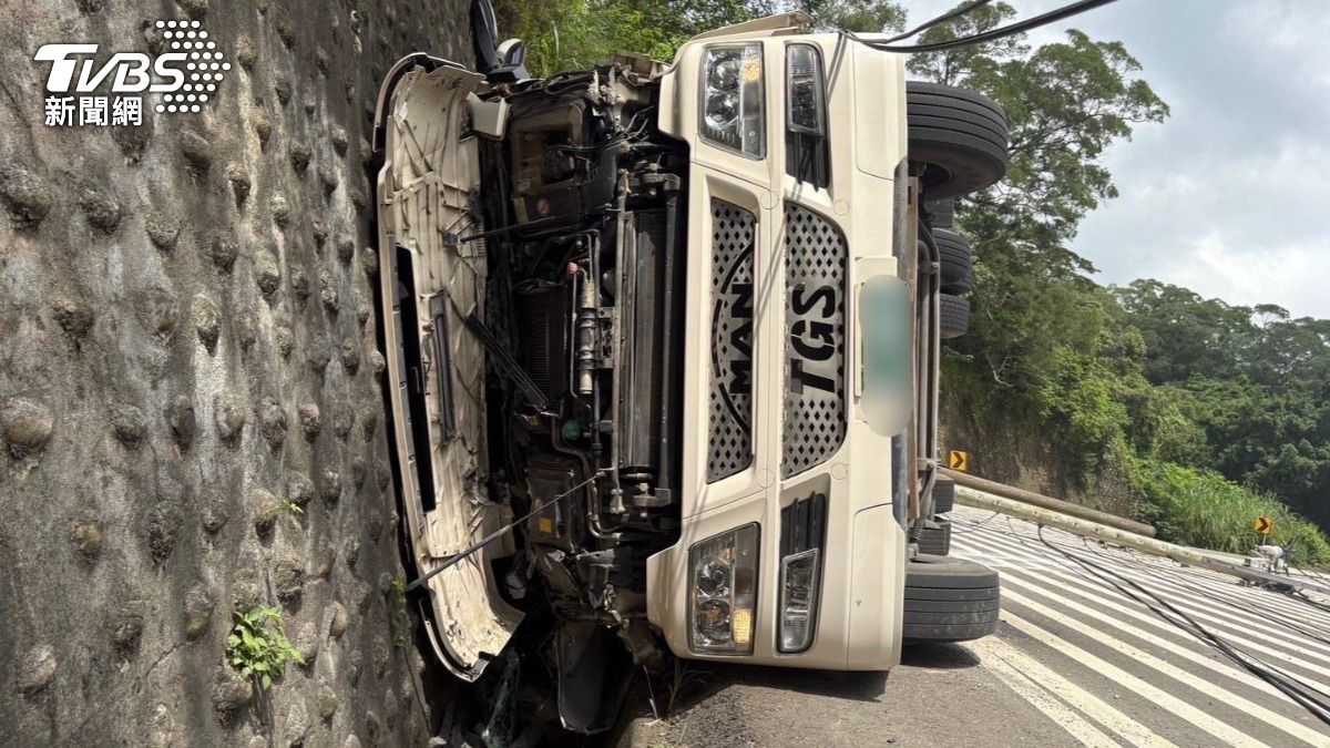 鄧男疑似因過彎不穩，釀成車輛失控90度側翻、撞爆電線桿。（圖／TVBS）