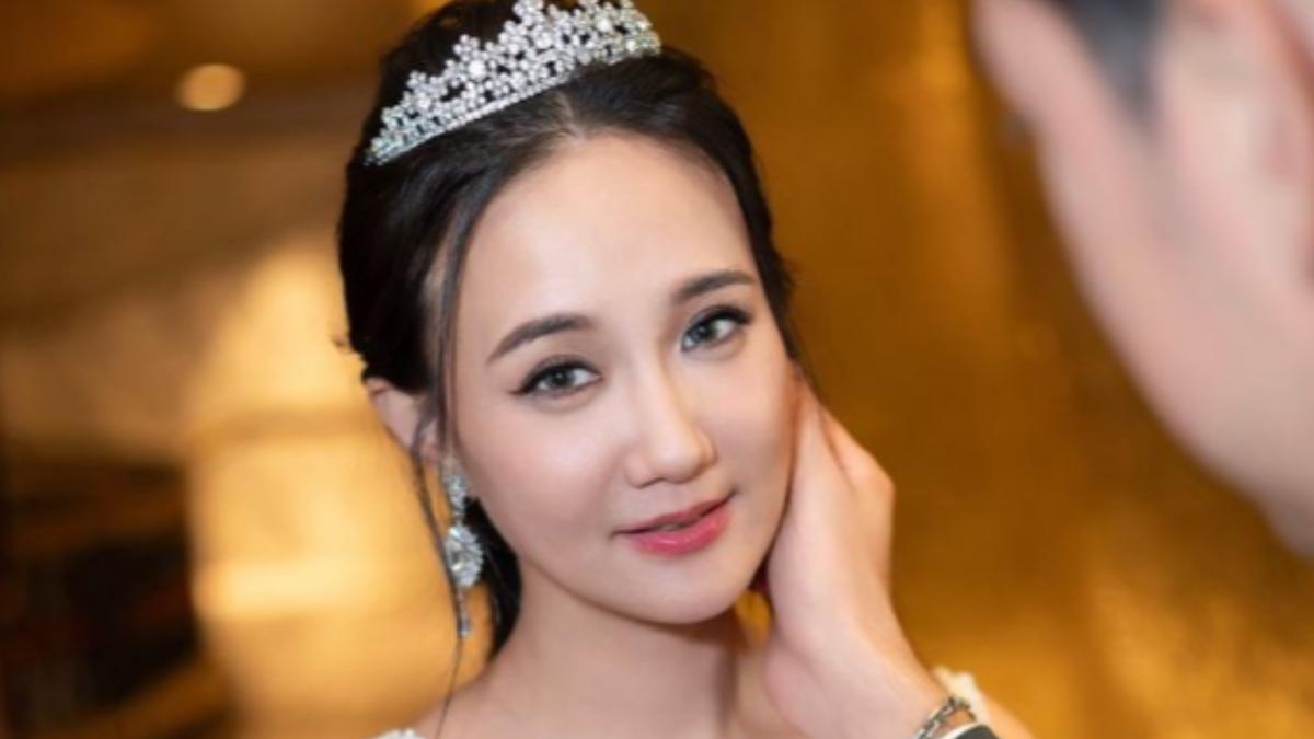 離婚4年!何妤玟突曬「婚紗照」 被男人捧臉頰甜喊:我等很久
