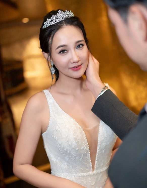 何妤玟曬出婚紗照。(圖/翻攝自何妤玟IG)