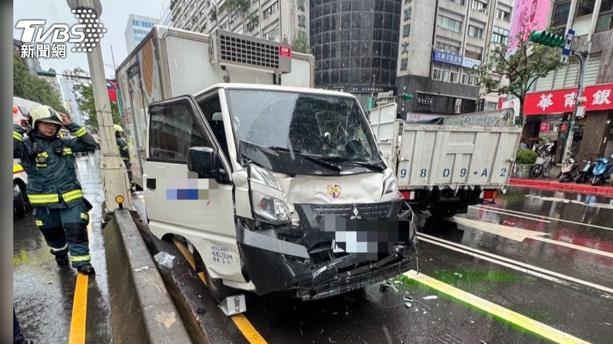 小貨車駕駛因為撞擊車頭變形,駕駛夾困駕駛座上,經救援後送醫治療。(圖/TVBS)