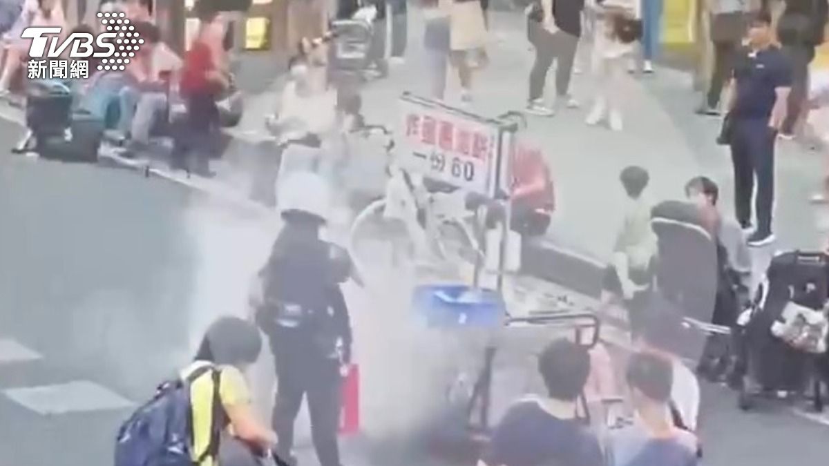 西門町違規擺攤還失火!警員緊急搶救 攤商這下糗了