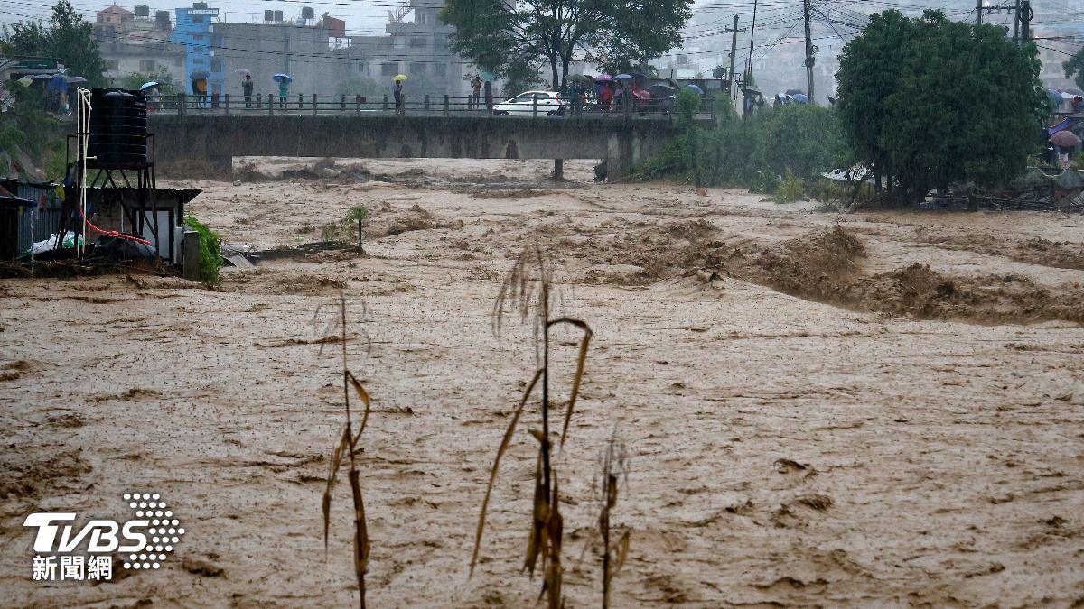 密集強降雨讓尼泊爾發生洪災,大面積建築被毀,超過60人死亡。(圖/達志影像美聯社)