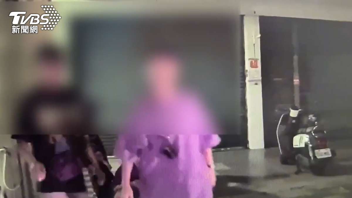 女子當街朗讀《警察職權行使法》試圖與員警理論,被友人急忙拉走。(圖/TVBS)