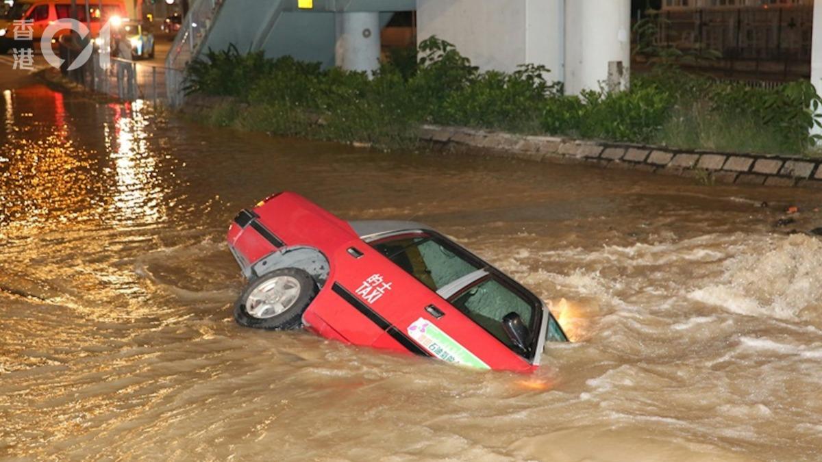 長沙灣水管爆破!地裂巨大天坑 車開一半「整車吞沒」滅頂