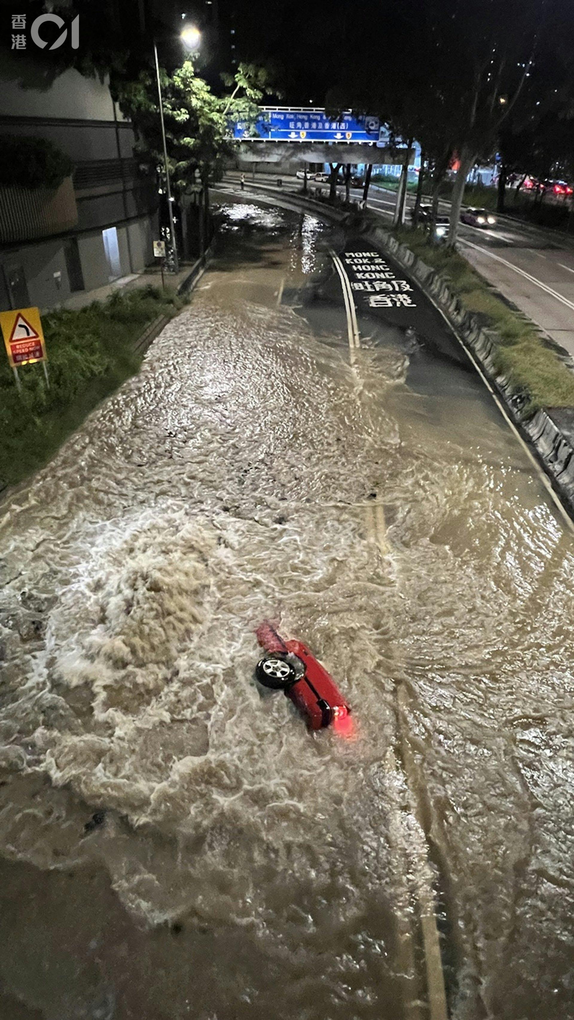 水管爆裂，整條路淹水。（圖／香港01授權）