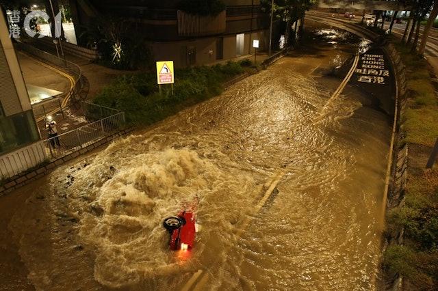 水管爆裂，整條路淹水。（圖／香港01授權）