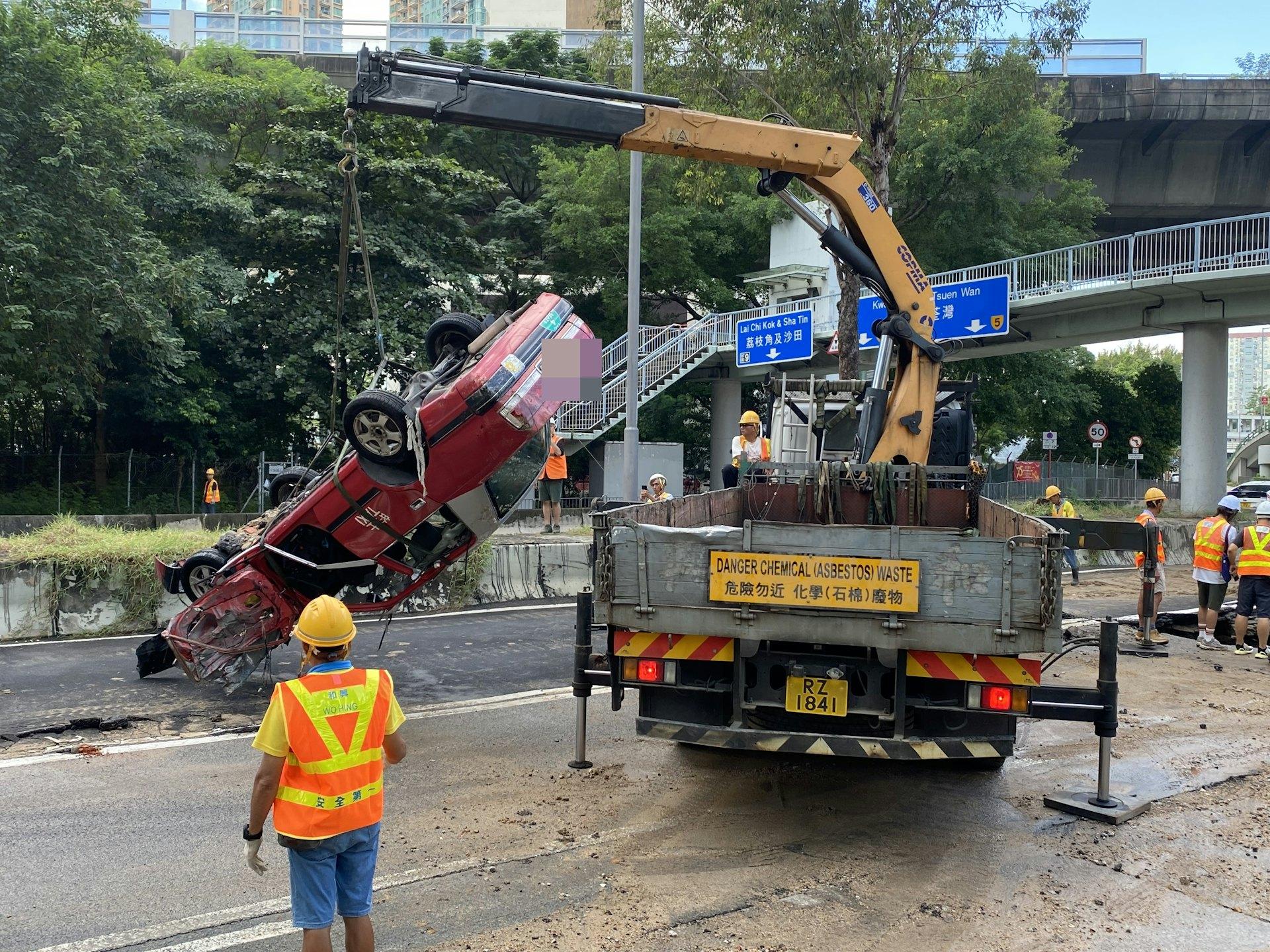 車子用吊車吊起，才成功脫困。（圖／香港01授權）