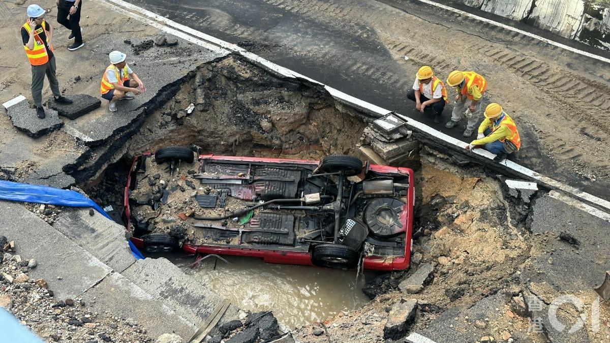 長沙灣水管爆裂…地板炸出洞! 車猛墜巨坑「嚴重變形」