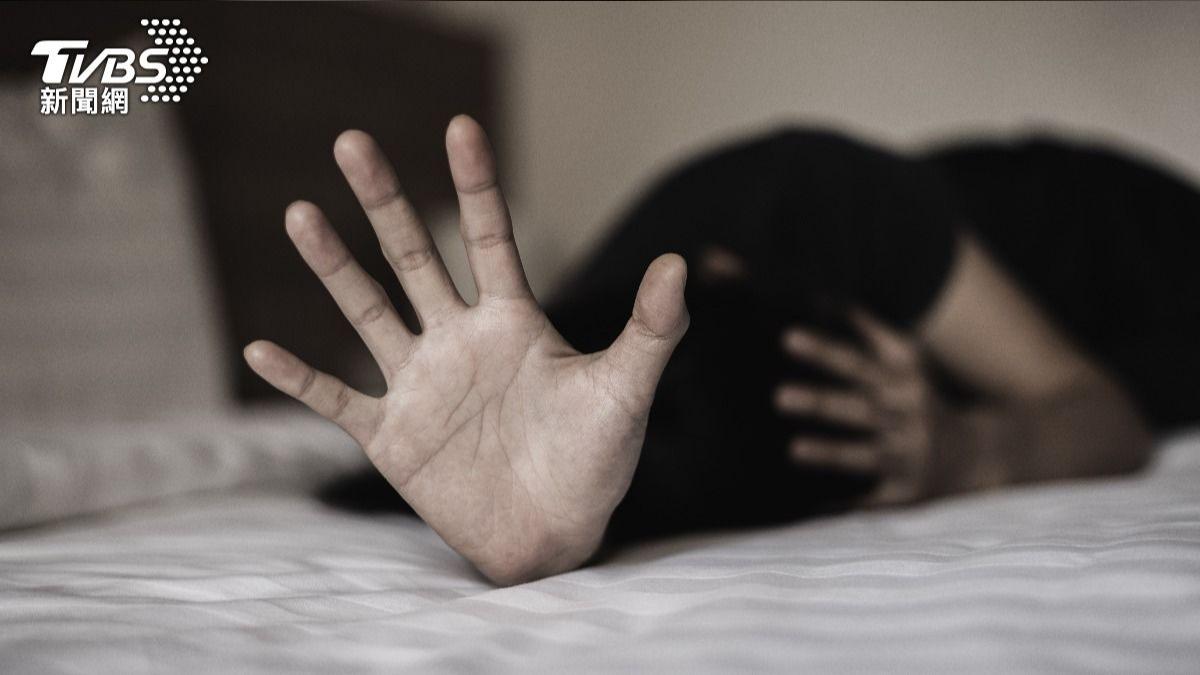載女同學遭「緊貼環抱」!色男誤以為曖昧 趁熟睡伸狼爪狂摸