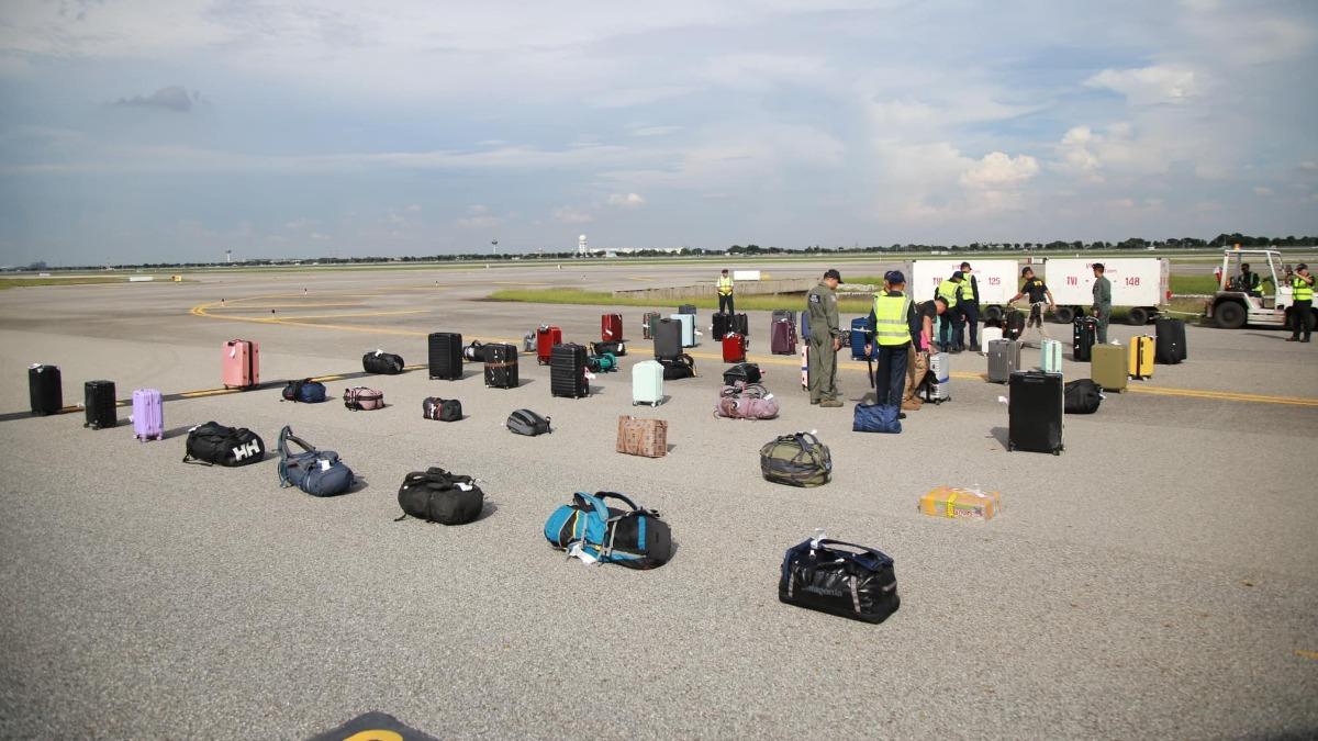 泰越捷航空驚傳乘客自稱攜帶炸彈,降落後警察對所有行李進行搜查。(圖/翻攝自曼谷機場粉專)
