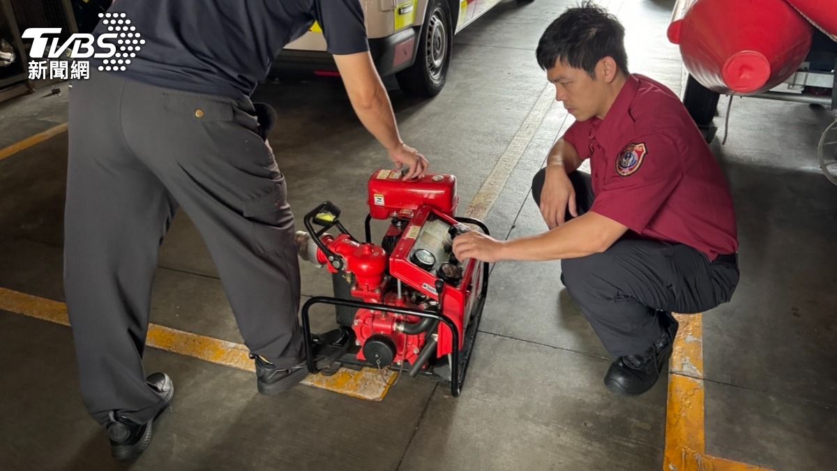警消人員測試防災器材。(圖/TVBS)