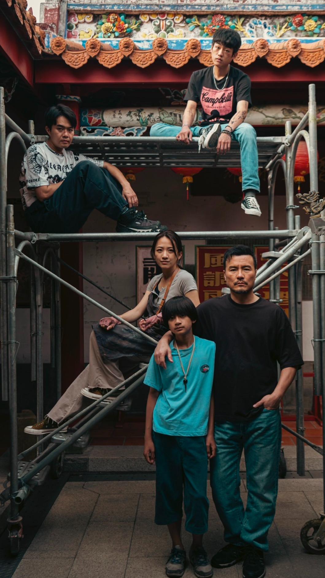 李銘忠(前排右)的《夜盲》入圍金鐘迷你劇集最佳男主角。(圖/公視台語台提供)