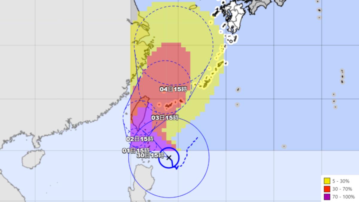 日本氣象廳預測進入暴風圈的機率，紅色區塊為30%至70%、紫色區塊為70%至100%。（圖／翻攝自日本氣象廳）