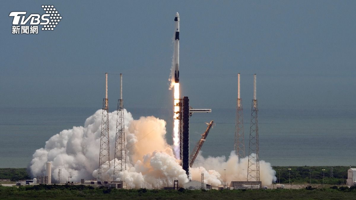 SpaceX火箭升空!前進國際太空站 將接回「2名滯留太空人」