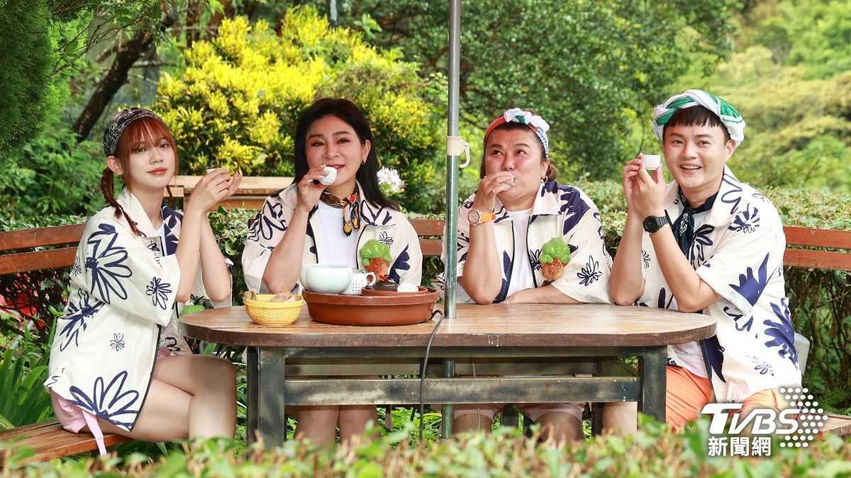 許富凱(右起)、林美秀、王彩樺、庭庭雨中錄製實境綜藝節目《瓜田冠軍的誕生》。(圖/黃城碩攝)