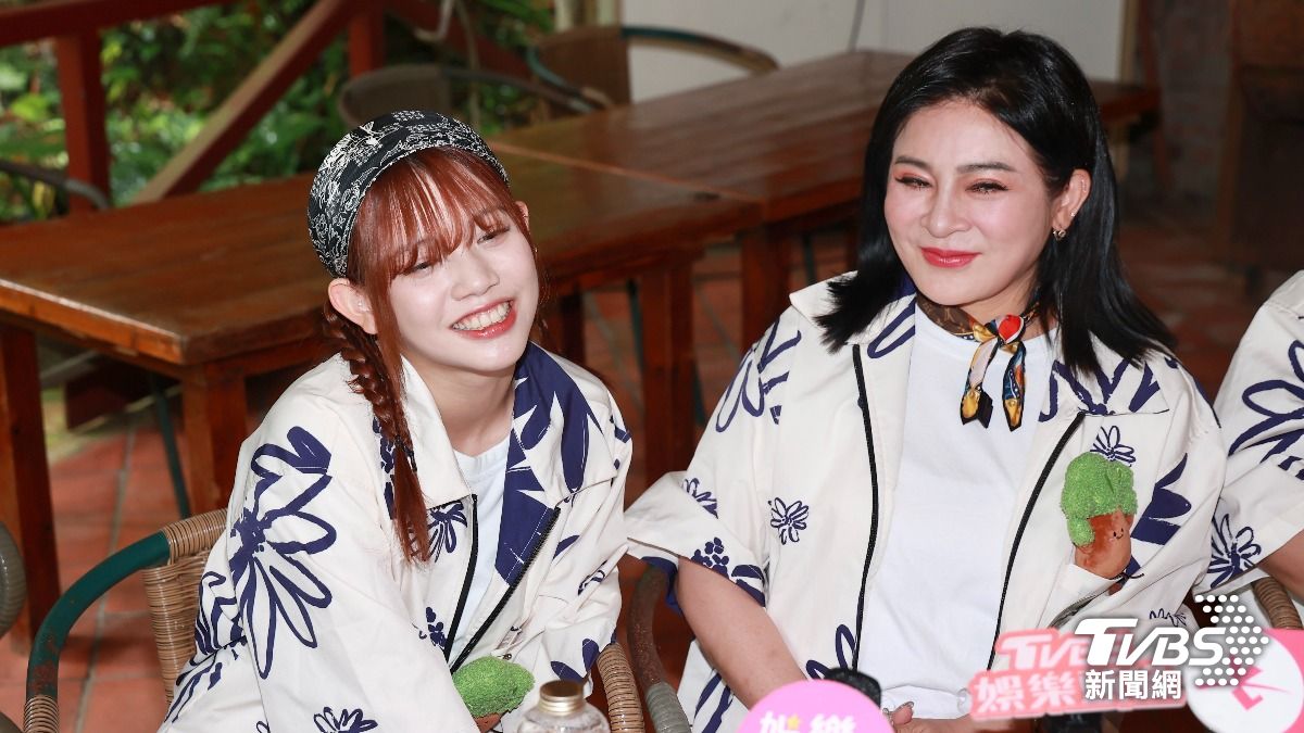 王彩樺(右)帶女兒庭庭參與節目錄製。(圖/黃城碩攝)