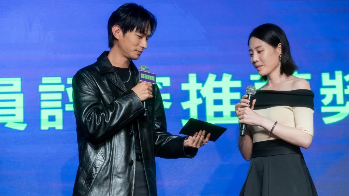 蔡亘晏(右)和黃河一起揭曉演員評審推薦獎得主《陰陽熱線57448》。(圖/社團法人台灣野草創作家協會提供)